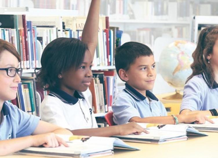 Élèves aux Collège Bourget en classe